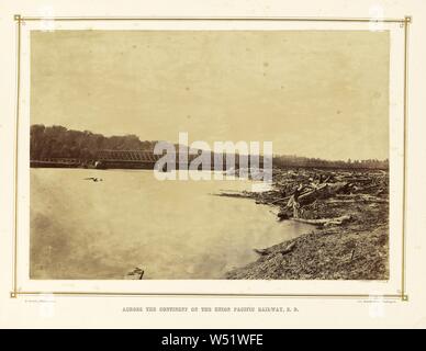 Eisenbahnbrücke über den Kaw River in Wyandotte, Kansas, Alexander Gardner (Amerikanische, geboren in Schottland, 1821-1882), 1867, Eiweiß silber Drucken, 33 x 47,6 cm (13 x 18 3/4 in Stockfoto