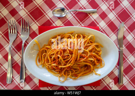 Oben Ansicht von Spaghetti und Tomatensauce auf Esstisch Stockfoto