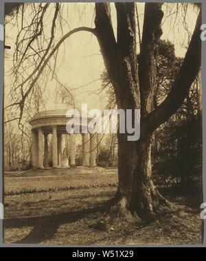 Der Tempel der Liebe, Petit Trianon, Versailles, Eugène Atget (Französisch, 1857 - 1927), Versailles, Frankreich, 1902, Eiweißstoff silver Print, 21,4 x 17,8 cm (8 7/16 x 7 in Stockfoto