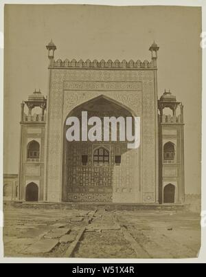 Grab von Akbar dem Großen, Sikandra, Unbekannte, Agra, Uttar Pradesh, Indien, ca. 1865 - 1885, Eiweiß Silber drucken, 27,7 × 21,7 cm (10 7/8 x 8 9/16 Zoll Stockfoto