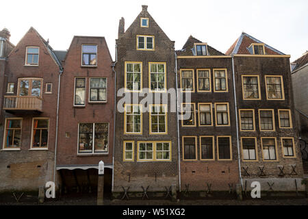 Häuser mit Blick auf den Kanal in Dordrecht, Niederlande, Dordrecht ist eine Insel, die Stadt und die älteste Stadt in Holland. Stockfoto