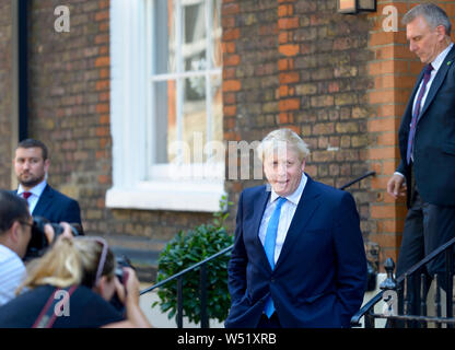 Boris Johnson MP verlassen seine Kampagne Hauptsitz in großen College Street, Westminster, an dem Tag, an dem er Führer der Konservativen Partei, 2 gewählt wurde. Stockfoto