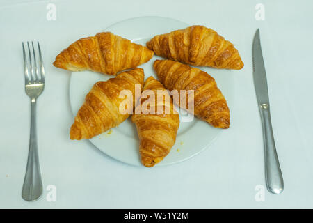 Köstliche geschwollene Croissants auf weißen Teller zum Frühstück im Restaurant Stockfoto