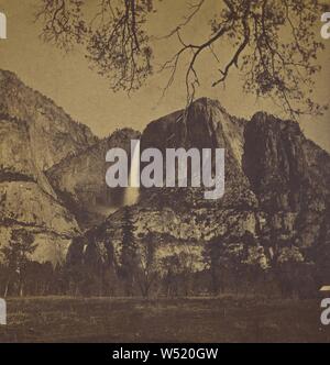 Yosemite Falls, 2634 m hoch. Blick von den Wiesen., Edward und Henry T. Anthony & Co (American, 1862-1902), 1869-1975, Eiweiß silber Drucken Stockfoto