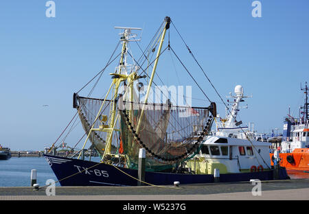 Fischerboot im Hafen von Oudeschild auf der Insel Texel in den Niederlanden. Das Wattenmeer Wattenmeer UNESCO-Welterbe Stockfoto
