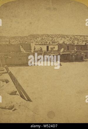 Südlich der Plaza. Pueblo Tesuque Serie. Suchen n.w. über Sand Hills dünn bedeckt mit Zedern & pinons..., George C. Bennett (American, 1846-1915), über 1885, Eiweiß silber Drucken Stockfoto