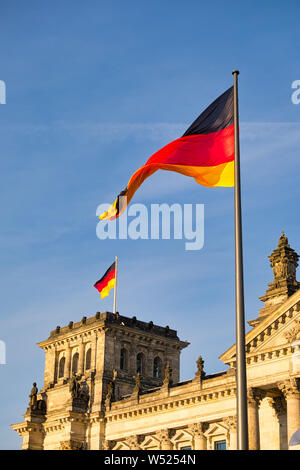 Das Reichstagsgebäude in Berlin mit der deutschen Flagge. Ein Wahrzeichen und Reiseziel für Touristen Stockfoto