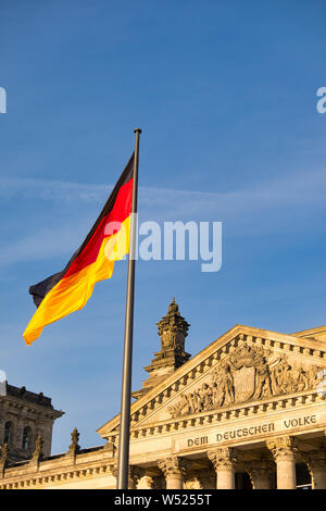 Das Reichstagsgebäude in Berlin mit der deutschen Flagge. Ein Wahrzeichen und Reiseziel für Touristen Stockfoto