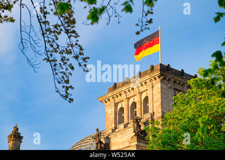 Das Reichstagsgebäude in Berlin mit der deutschen Flagge. Ein Wahrzeichen und Reiseziel für Touristen Stockfoto