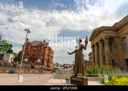 Bronzestatue von Annie Kenny politischer Aktivist und homegrown Suffragette für Soziale und Politische Union im Zentrum von Oldham, England. Stockfoto