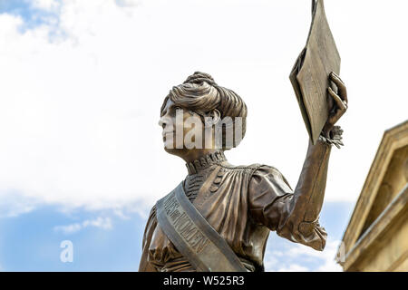 Bronzestatue von Annie Kenny politischer Aktivist und homegrown Suffragette für Soziale und Politische Union im Zentrum von Oldham, England. Stockfoto