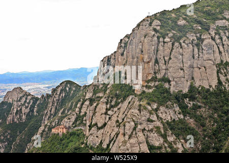 Juli 15, 2019, Montserrat, Spanien: Kapelle, eine Statue der Jungfrau Maria. Benediktinerabtei Santa Maria de Montserrat. Das Kloster ist bekannt für die kultfigur der Jungfrau Maria (La Moreneta). Von Kerzen für Hunderte von Jahren verbrannt geschwärzt, die Figur der Mutter Gottes ist in einer Nische über dem Hauptaltar der Basilika entfernt. Im Kloster gibt es eine Schule, ein Internat für Jungen und Mädchen der Gregorianischen, eines der ältesten in Europa, genannt Escolania de Montserrat. Kredit Damian: Klamka/SOPA Images/ZUMA Draht/Alamy leben Nachrichten Stockfoto