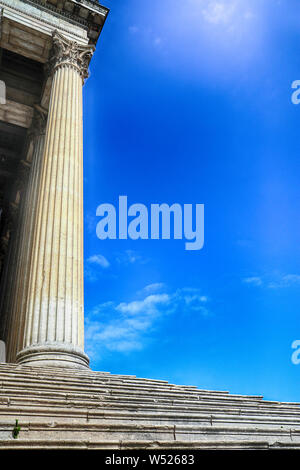 Antiken korinthischen Säule und Marmor Treppe, weißes Symbol der Menschheit, der Kultur und der Zivilisation unter einem blauen Himmel Stockfoto