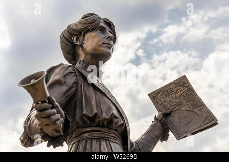 Bronzestatue von Annie Kenny politischer Aktivist und homegrown Suffragette für Soziale und Politische Union im Zentrum von Oldham, England. Stockfoto