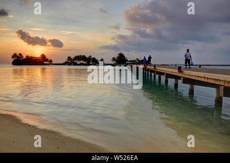 Fußgängerbrücke von Paradise Island (lankanfinolhu) bei Sonnenuntergang, Malediven Stockfoto