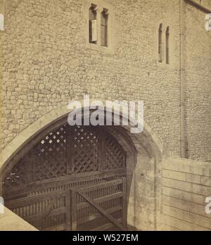 Tower von London. - Der Verräter Tor, vom Fluss Seite., Frank Maurer Gut (Englisch, 1839-1928), über 1866, Eiweiß silber Drucken Stockfoto