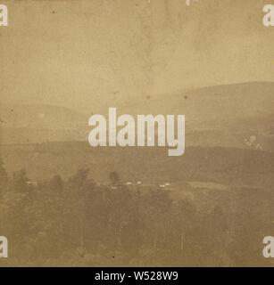 Vogelperspektive von North Adams vom Gipfel des Hoosac Berg. Hoosac Tunnel Route, Hurd & Smith (American, aktiv 1867 - 1900), 1870, Eiweiß silber Drucken Stockfoto
