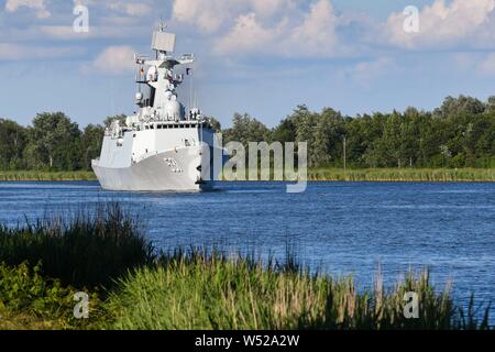 Eine Art 54A (Nato: Jiangkai II), die Fregatte F 531 "Xiangtan', die Ostsee Blätter über den Nord-Ostsee-Kanal, in der Nähe von Breiholz genommen. Die Schiffe der Typ 54 sind eine moderne Mehrzweckhalle Fregatten die in großen Stückzahlen gebaut werden. Sie sind relativ kostengünstig und sind auch nach Pakistan exportiert. Ein Großteil der elektronischen Ausrüstung und Bewaffnung der Schiffe ist noch auf russische Technologie basiert. Die Marine der Volksrepublik China seit Jahren die Flotte zu modernisieren und zu erweitern. Das Ziel ist die Flotte von einem reinen Küstenschutz Flotte in eine globale Flotte zu verwandeln. Als Teil dieser, China hat. Stockfoto