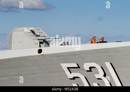 Eine Art 54A (Nato: Jiangkai II), die Fregatte F 531 "Xiangtan', die Ostsee Blätter über den Nord-Ostsee-Kanal, in der Nähe von Breiholz genommen. Die Schiffe der Typ 54 sind eine moderne Mehrzweckhalle Fregatten die in großen Stückzahlen gebaut werden. Sie sind relativ kostengünstig und sind auch nach Pakistan exportiert. Ein Großteil der elektronischen Ausrüstung und Bewaffnung der Schiffe ist noch auf russische Technologie basiert. Die Marine der Volksrepublik China seit Jahren die Flotte zu modernisieren und zu erweitern. Das Ziel ist die Flotte von einem reinen Küstenschutz Flotte in eine globale Flotte zu verwandeln. Als Teil dieser, China hat. Stockfoto