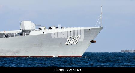 Der Bug eines Fregatte des Typs 54A (NATO: Jiangkai II), die F 548 'Yiyang', vor der Schleuse Kiel-holtenau. Die Schiffe der Typ 54 sind eine moderne Mehrzweckhalle Fregatten die in großen Stückzahlen gebaut werden. Sie sind relativ kostengünstig und sind auch nach Pakistan exportiert. Ein Großteil der elektronischen Ausrüstung und Bewaffnung der Schiffe ist noch auf russische Technologie basiert. Die Marine der Volksrepublik China seit Jahren die Flotte zu modernisieren und zu erweitern. Das Ziel ist die Flotte von einem reinen Küstenschutz Flotte in eine globale Flotte zu verwandeln. Als Teil dieser, China wurde angezeigt Stockfoto