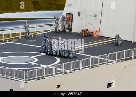 Eine Fregatte des Typs 54A (NATO: Jiangkai II), die F 531' Xiangtan', Blätter der Ostsee über den Nord-Ostsee-Kanal, von der Brucke Grunentaler Matrosen ergriffen wurden, Erinnerungsfotos mit dem Canal Bridge im Hintergrund. Die Schiffe der Typ 54 sind eine moderne Mehrzweckhalle Fregatten die in großen Stückzahlen gebaut werden. Sie sind relativ kostengünstig und sind auch nach Pakistan exportiert. Ein Großteil der elektronischen Ausrüstung und Bewaffnung der Schiffe ist noch auf russische Technologie basiert. Die Marine der Volksrepublik China seit Jahren die Flotte zu modernisieren und zu erweitern. Ziel ist es, die Flotte zu verwandeln Stockfoto