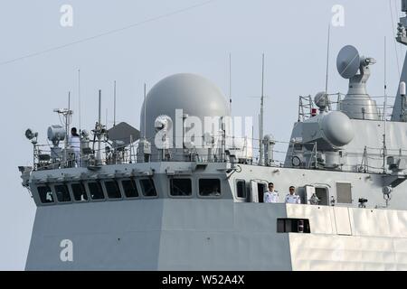 Eine Fregatte des Typs 54A (NATO: Jiangkai II), die F 531' Xiangtan', trägt der Kieler Woche anlässlich der Kieler Woche. Die Schiffe der Typ 54 sind eine moderne Mehrzweckhalle Fregatten die in großen Stückzahlen gebaut werden. Sie sind relativ kostengünstig und sind auch nach Pakistan exportiert. Ein Großteil der elektronischen Ausrüstung und Bewaffnung der Schiffe ist noch auf russische Technologie basiert. Die Marine der Volksrepublik China seit Jahren die Flotte zu modernisieren und zu erweitern. Das Ziel ist die Flotte von einem reinen Küstenschutz Flotte in eine globale Flotte zu verwandeln. Als Teil dieser, China wurde Stockfoto