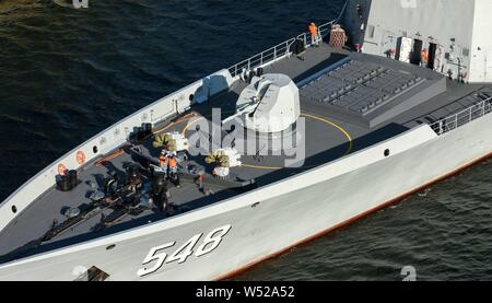 Eine Fregatte des Typs 54A (Nato: Jiangkai II), die F 548' Yiyang" in den Nord-Ostsee-Kanal von der Holtenauer Hochbrucke fotografiert. Die Schiffe der Typ 54 sind eine moderne Mehrzweckhalle Fregatten die in großen Stückzahlen gebaut werden. Sie sind relativ kostengünstig und sind auch nach Pakistan exportiert. Ein Großteil der elektronischen Ausrüstung und Bewaffnung der Schiffe ist noch auf russische Technologie basiert. Die Marine der Volksrepublik China seit Jahren die Flotte zu modernisieren und zu erweitern. Das Ziel ist die Flotte von einem reinen Küstenschutz Flotte in eine globale Flotte zu verwandeln. Als Teil dieser, China h Stockfoto