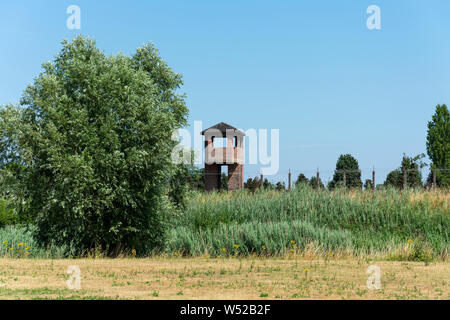 Breendonk, Belgien, 22. Juli 2019. Der nationalen Gedenkstätte der Festung Breendonk, ein Wachturm mit einem Baum im Vordergrund. Stockfoto