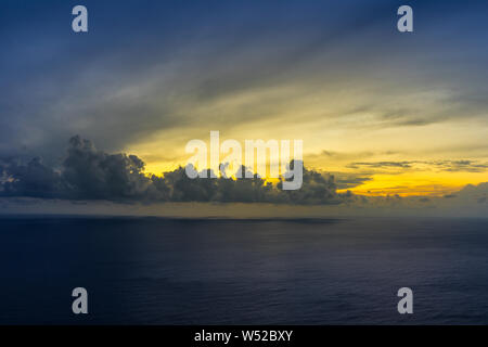 Griechenland, Zakynthos, bunte magic Nachleuchten himmel Wolkenformationen über endlose Stille Wasser des Ozeans Stockfoto