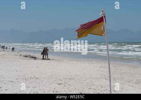 Fahne im Wind am Strand von Muizenberg fliegen Stockfoto