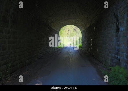 Wupper Wanderweg durch einen Tunnel in der Nähe von Marienheide, Deutschland Stockfoto