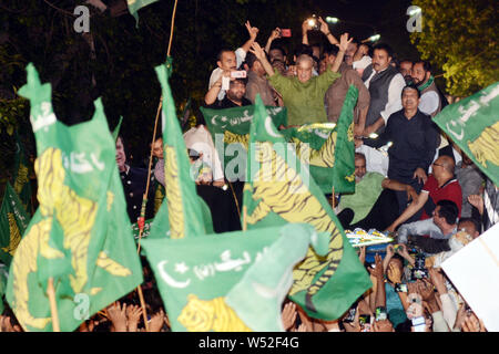 Shahbaz Sharif, Vice President der Pakistan Muslim League Nawaz (PML-N) und Bruder des ehemaligen Ministerpräsidenten Nawaz Sharif Gesten wie er Anhänger während eines anti-Imran Khan Protestkundgebung in Lahore spricht. Tausende von Anhängern von Pakistans Opposition am 25. Juli, auf die Straße gingen, als sie beobachteten "schwarzer Tag", ein Jahr nach der Wahl, dass Cricket gebracht - gedreht Politiker Iman Khan an die Macht. Khan wurde mit Blick auf die wachsende Wut der Opposition, die seine Regierung für schaukelnd Wirtschaft, Inflation und Arbeitslosigkeit im Land vorwerfen. (Foto von Rana Sajid Hussain/Pac Stockfoto