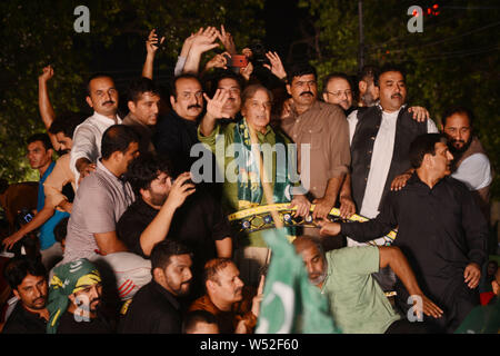Shahbaz Sharif, Vice President der Pakistan Muslim League Nawaz (PML-N) und Bruder des ehemaligen Ministerpräsidenten Nawaz Sharif Gesten wie er Anhänger während eines anti-Imran Khan Protestkundgebung in Lahore spricht. Tausende von Anhängern von Pakistans Opposition am 25. Juli, auf die Straße gingen, als sie beobachteten "schwarzer Tag", ein Jahr nach der Wahl, dass Cricket gebracht - gedreht Politiker Iman Khan an die Macht. Khan wurde mit Blick auf die wachsende Wut der Opposition, die seine Regierung für schaukelnd Wirtschaft, Inflation und Arbeitslosigkeit im Land vorwerfen. (Foto von Rana Sajid Hussain/Pac Stockfoto