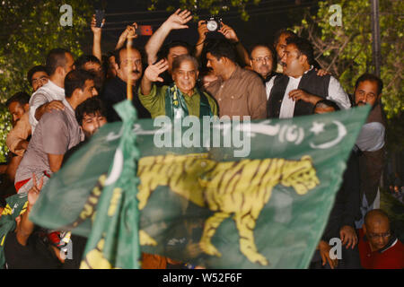 Shahbaz Sharif, Vice President der Pakistan Muslim League Nawaz (PML-N) und Bruder des ehemaligen Ministerpräsidenten Nawaz Sharif Gesten wie er Anhänger während eines anti-Imran Khan Protestkundgebung in Lahore spricht. Tausende von Anhängern von Pakistans Opposition am 25. Juli, auf die Straße gingen, als sie beobachteten "schwarzer Tag", ein Jahr nach der Wahl, dass Cricket gebracht - gedreht Politiker Iman Khan an die Macht. Khan wurde mit Blick auf die wachsende Wut der Opposition, die seine Regierung für schaukelnd Wirtschaft, Inflation und Arbeitslosigkeit im Land vorwerfen. (Foto von Rana Sajid Hussain/Pac Stockfoto