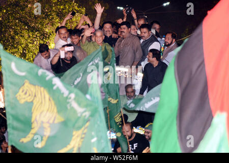 Shahbaz Sharif, Vice President der Pakistan Muslim League Nawaz (PML-N) und Bruder des ehemaligen Ministerpräsidenten Nawaz Sharif Gesten wie er Anhänger während eines anti-Imran Khan Protestkundgebung in Lahore spricht. Tausende von Anhängern von Pakistans Opposition am 25. Juli, auf die Straße gingen, als sie beobachteten "schwarzer Tag", ein Jahr nach der Wahl, dass Cricket gebracht - gedreht Politiker Iman Khan an die Macht. Khan wurde mit Blick auf die wachsende Wut der Opposition, die seine Regierung für schaukelnd Wirtschaft, Inflation und Arbeitslosigkeit im Land vorwerfen. (Foto von Rana Sajid Hussain/Pac Stockfoto