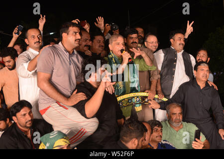 Shahbaz Sharif, Vice President der Pakistan Muslim League Nawaz (PML-N) und Bruder des ehemaligen Ministerpräsidenten Nawaz Sharif Gesten wie er Anhänger während eines anti-Imran Khan Protestkundgebung in Lahore spricht. Tausende von Anhängern von Pakistans Opposition am 25. Juli, auf die Straße gingen, als sie beobachteten "schwarzer Tag", ein Jahr nach der Wahl, dass Cricket gebracht - gedreht Politiker Iman Khan an die Macht. Khan wurde mit Blick auf die wachsende Wut der Opposition, die seine Regierung für schaukelnd Wirtschaft, Inflation und Arbeitslosigkeit im Land vorwerfen. (Foto von Rana Sajid Hussain/Pac Stockfoto