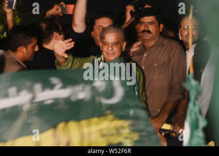 Shahbaz Sharif, Vice President der Pakistan Muslim League Nawaz (PML-N) und Bruder des ehemaligen Ministerpräsidenten Nawaz Sharif Gesten wie er Anhänger während eines anti-Imran Khan Protestkundgebung in Lahore spricht. Tausende von Anhängern von Pakistans Opposition am 25. Juli, auf die Straße gingen, als sie beobachteten "schwarzer Tag", ein Jahr nach der Wahl, dass Cricket gebracht - gedreht Politiker Iman Khan an die Macht. Khan wurde mit Blick auf die wachsende Wut der Opposition, die seine Regierung für schaukelnd Wirtschaft, Inflation und Arbeitslosigkeit im Land vorwerfen. (Foto von Rana Sajid Hussain/Pac Stockfoto