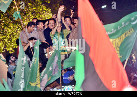 Shahbaz Sharif, Vice President der Pakistan Muslim League Nawaz (PML-N) und Bruder des ehemaligen Ministerpräsidenten Nawaz Sharif Gesten wie er Anhänger während eines anti-Imran Khan Protestkundgebung in Lahore spricht. Tausende von Anhängern von Pakistans Opposition am 25. Juli, auf die Straße gingen, als sie beobachteten "schwarzer Tag", ein Jahr nach der Wahl, dass Cricket gebracht - gedreht Politiker Iman Khan an die Macht. Khan wurde mit Blick auf die wachsende Wut der Opposition, die seine Regierung für schaukelnd Wirtschaft, Inflation und Arbeitslosigkeit im Land vorwerfen. (Foto von Rana Sajid Hussain/Pac Stockfoto