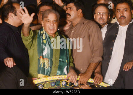 Shahbaz Sharif, Vice President der Pakistan Muslim League Nawaz (PML-N) und Bruder des ehemaligen Ministerpräsidenten Nawaz Sharif Gesten wie er Anhänger während eines anti-Imran Khan Protestkundgebung in Lahore spricht. Tausende von Anhängern von Pakistans Opposition am 25. Juli, auf die Straße gingen, als sie beobachteten "schwarzer Tag", ein Jahr nach der Wahl, dass Cricket gebracht - gedreht Politiker Iman Khan an die Macht. Khan wurde mit Blick auf die wachsende Wut der Opposition, die seine Regierung für schaukelnd Wirtschaft, Inflation und Arbeitslosigkeit im Land vorwerfen. (Foto von Rana Sajid Hussain/Pac Stockfoto