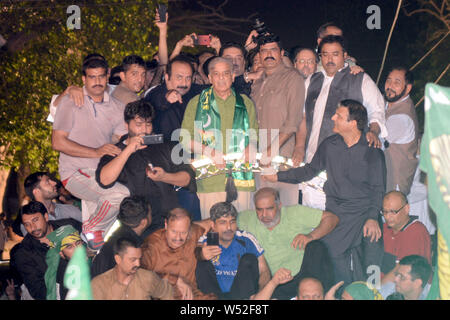 Shahbaz Sharif, Vice President der Pakistan Muslim League Nawaz (PML-N) und Bruder des ehemaligen Ministerpräsidenten Nawaz Sharif Gesten wie er Anhänger während eines anti-Imran Khan Protestkundgebung in Lahore spricht. Tausende von Anhängern von Pakistans Opposition am 25. Juli, auf die Straße gingen, als sie beobachteten "schwarzer Tag", ein Jahr nach der Wahl, dass Cricket gebracht - gedreht Politiker Iman Khan an die Macht. Khan wurde mit Blick auf die wachsende Wut der Opposition, die seine Regierung für schaukelnd Wirtschaft, Inflation und Arbeitslosigkeit im Land vorwerfen. (Foto von Rana Sajid Hussain/Pac Stockfoto