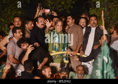 Shahbaz Sharif, Vice President der Pakistan Muslim League Nawaz (PML-N) und Bruder des ehemaligen Ministerpräsidenten Nawaz Sharif Gesten wie er Anhänger während eines anti-Imran Khan Protestkundgebung in Lahore spricht. Tausende von Anhängern von Pakistans Opposition am 25. Juli, auf die Straße gingen, als sie beobachteten "schwarzer Tag", ein Jahr nach der Wahl, dass Cricket gebracht - gedreht Politiker Iman Khan an die Macht. Khan wurde mit Blick auf die wachsende Wut der Opposition, die seine Regierung für schaukelnd Wirtschaft, Inflation und Arbeitslosigkeit im Land vorwerfen. (Foto von Rana Sajid Hussain/Pac Stockfoto