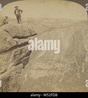 Fast eine Meile gerade nach unten und nur einen Schritt vom Glacier Point (N.W.) über Valley Yosemite Falls, Yosemite, Kalifornien., Underwood & Underwood (American, 1881-1940), 1902, Eiweiß silber Drucken Stockfoto