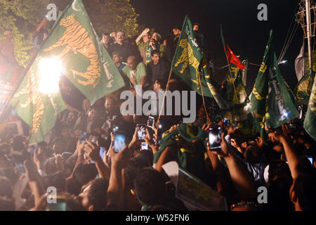 Shahbaz Sharif, Vice President der Pakistan Muslim League Nawaz (PML-N) und Bruder des ehemaligen Ministerpräsidenten Nawaz Sharif Gesten wie er Anhänger während eines anti-Imran Khan Protestkundgebung in Lahore spricht. Tausende von Anhängern von Pakistans Opposition am 25. Juli, auf die Straße gingen, als sie beobachteten "schwarzer Tag", ein Jahr nach der Wahl, dass Cricket gebracht - gedreht Politiker Iman Khan an die Macht. Khan wurde mit Blick auf die wachsende Wut der Opposition, die seine Regierung für schaukelnd Wirtschaft, Inflation und Arbeitslosigkeit im Land vorwerfen. (Foto von Rana Sajid Hussain/Pac Stockfoto