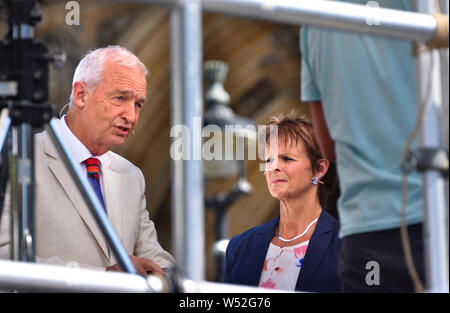 Jon Snow (Channel 4 News) Befragung von Anne Milton MP (Con: Guildford) auf College Green am Tag der Boris Johnson's Wahl als Chef der Konservativen, Stockfoto