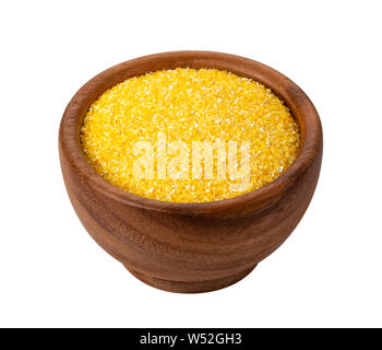 Mais grits isoliert, in hölzerne Schüssel Maismehl auf weißem Hintergrund mit Freistellungspfad Stockfoto