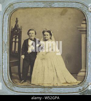 Hochzeit Portrait von General Tom Daumen und Lavinia Warren, Charles Dauvois (Französisch, aktive 1860s), 1863, von Hand gefärbt Eiweiß silber Drucken Stockfoto