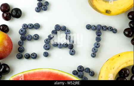 Horizontale Ansicht von bunten gesundes Obst und Beeren mit Text "Essen" in Blaubeeren geschrieben Stockfoto