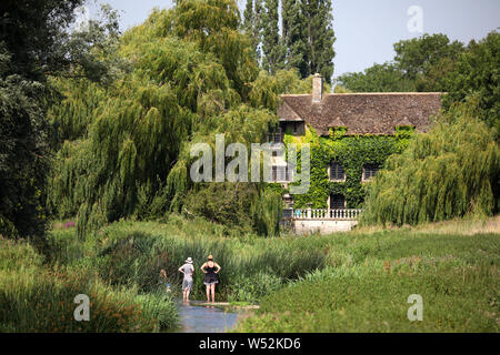 Peterborough, Cambridgeshire, Großbritannien. 25. Juli, 2019. Menschen gehen für eine Kühlung Paddel in den Fluss Nene, auf was der heißeste Tag überhaupt in Peterborough, Cambridgeshire am 25 Juli, 2019 Kredit werden könnte: Paul Marriott/Alamy leben Nachrichten Stockfoto