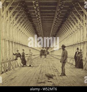 Blick auf die Beförderung in der Suspension Bridge, Niagara, Unbekannten, amerikanischen, Edward und Henry T. Anthony & Co (American, 1862-1902), New York City, New York, USA, ca. 1865, Eiweiß Silber drucken, Berg: 8,6 × 17,8 cm (3 3/8 x 7 in Stockfoto