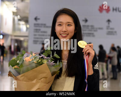 Hong Kong Fechter Vivian Kong Mann Wai zeigt ihre Goldmedaille nach an der Hong Kong International Flughafen in Hongkong, China ankommen, 16. Januar 2019. Stockfoto